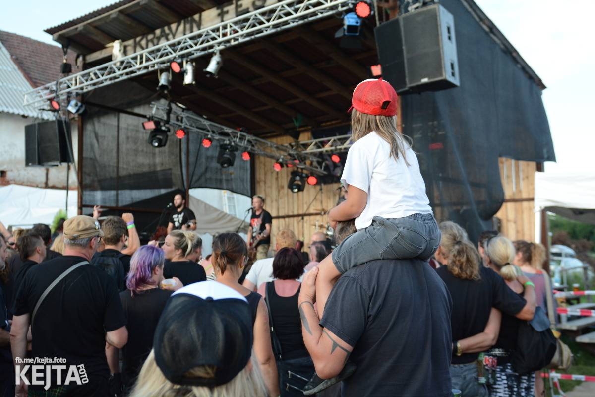 Totální punková jízda - to byl druhý den Kravín Festu