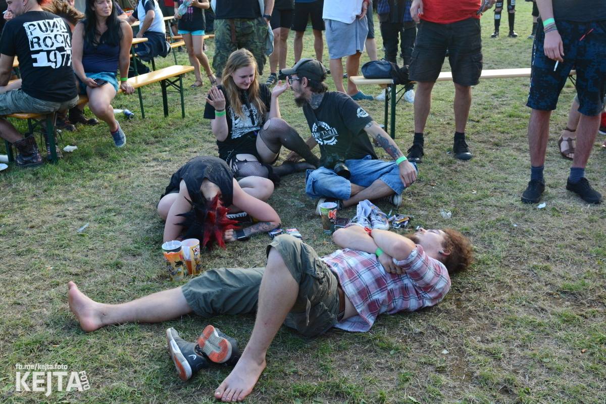 Totální punková jízda - to byl druhý den Kravín Festu