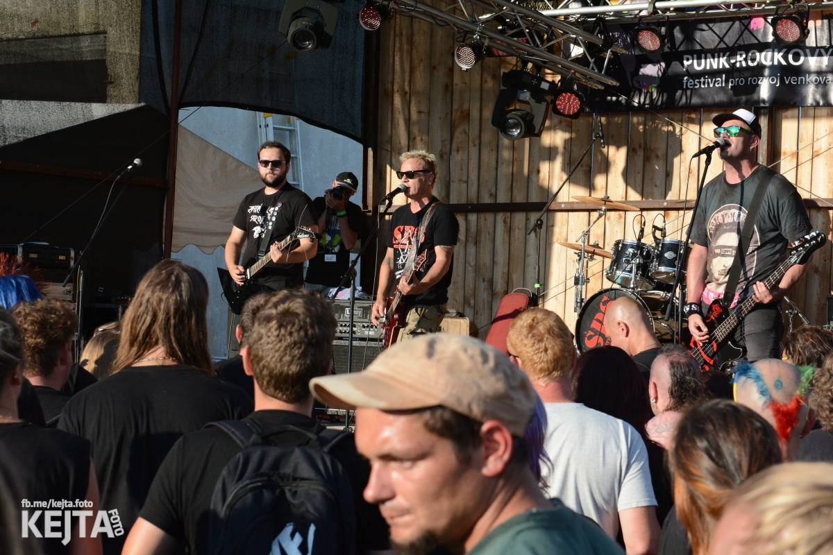 Totální punková jízda - to byl druhý den Kravín Festu