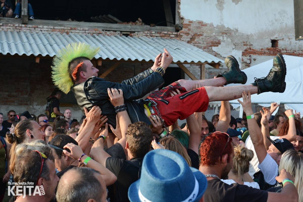 Totální punková jízda - to byl druhý den Kravín Festu