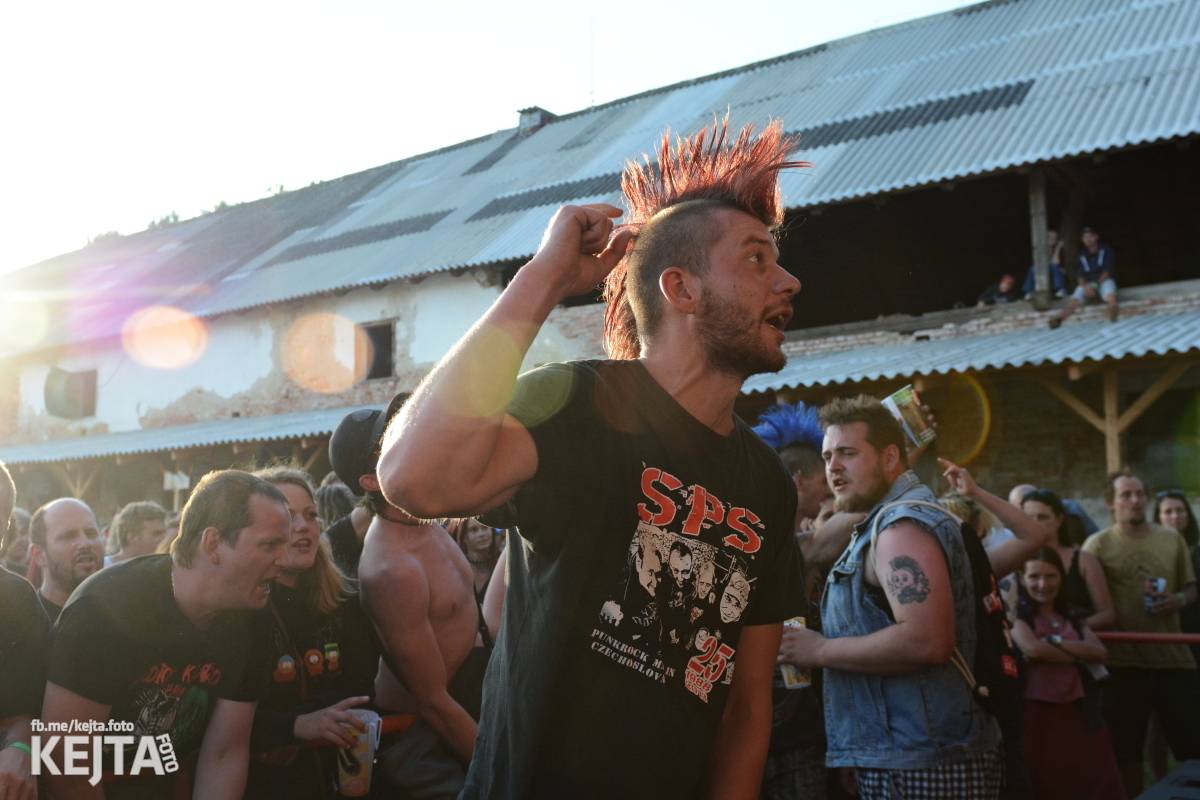Totální punková jízda - to byl druhý den Kravín Festu