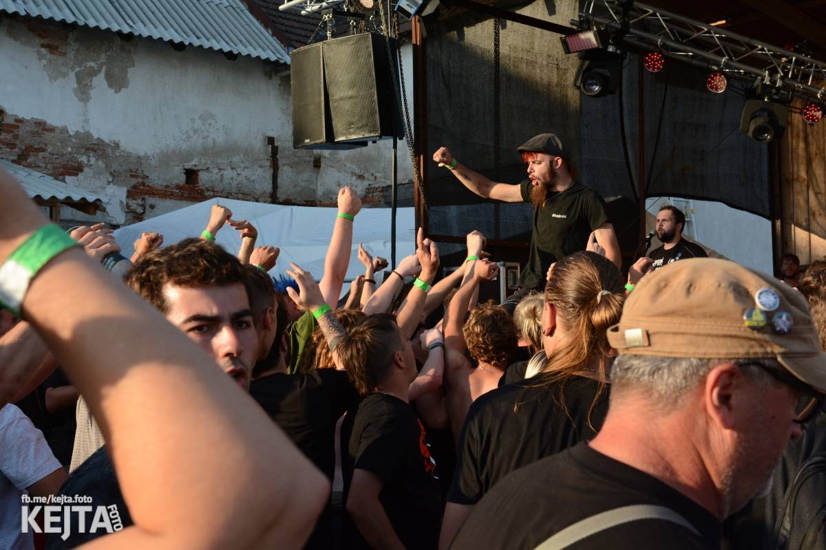 Totální punková jízda - to byl druhý den Kravín Festu