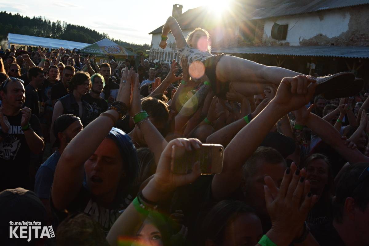 Totální punková jízda - to byl druhý den Kravín Festu