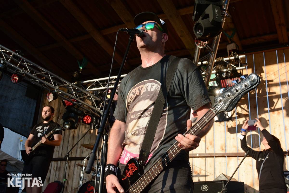 Totální punková jízda - to byl druhý den Kravín Festu