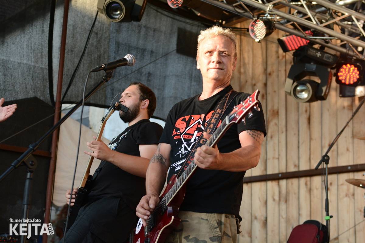 Totální punková jízda - to byl druhý den Kravín Festu