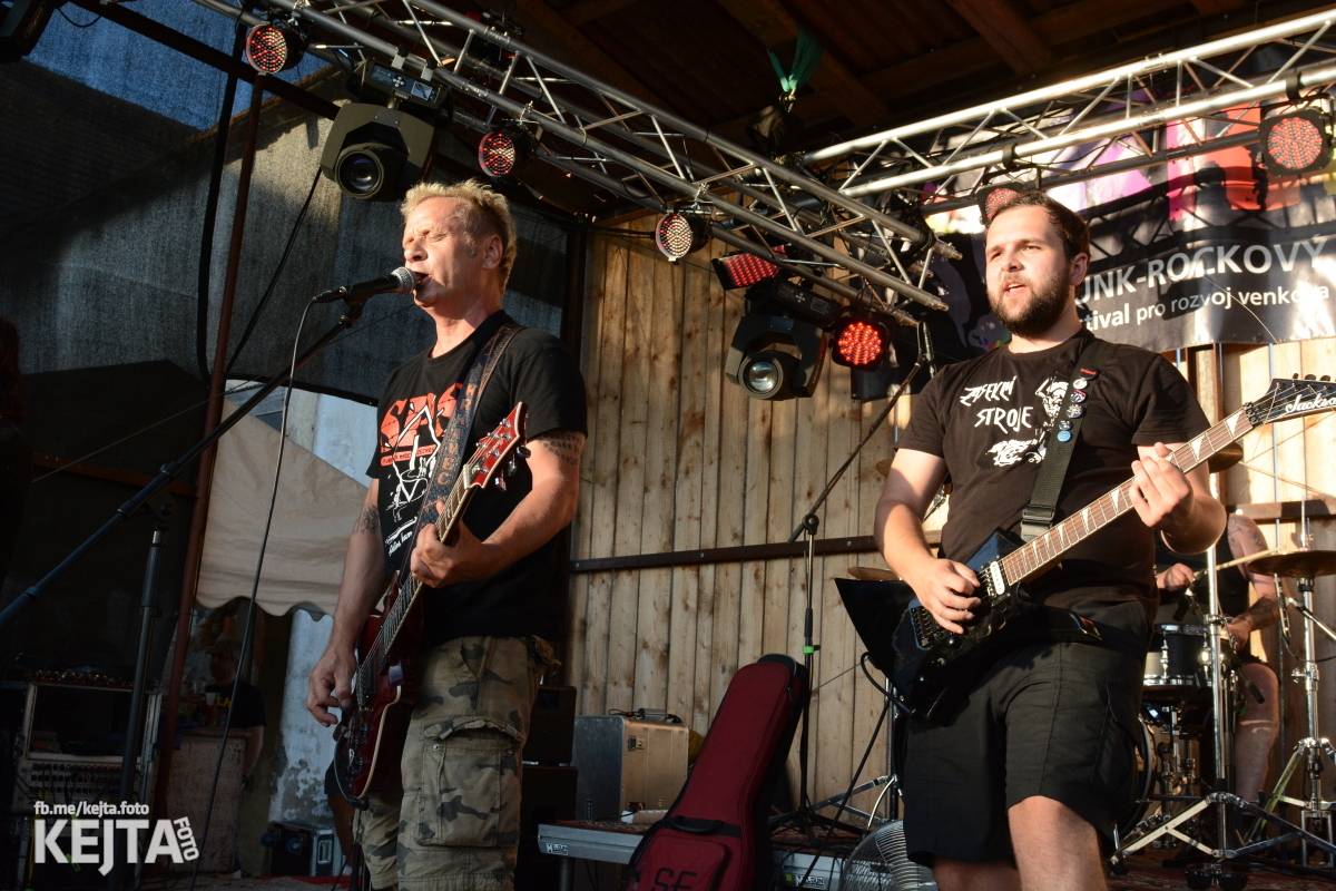 Totální punková jízda - to byl druhý den Kravín Festu