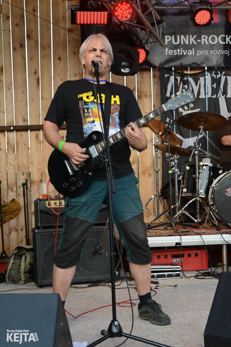 Totální punková jízda - to byl druhý den Kravín Festu