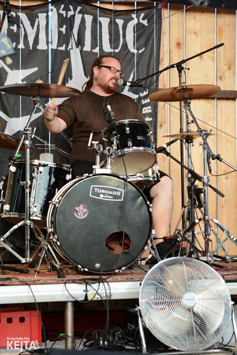 Totální punková jízda - to byl druhý den Kravín Festu