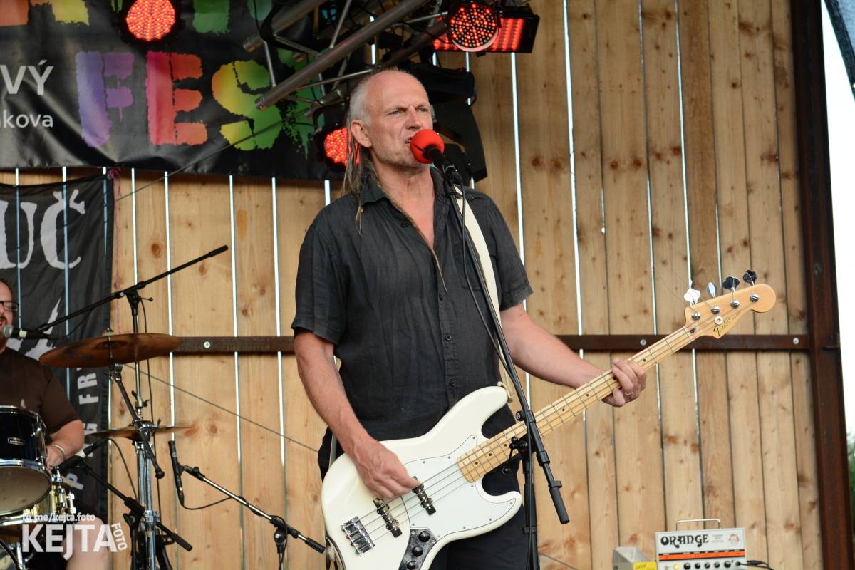 Totální punková jízda - to byl druhý den Kravín Festu