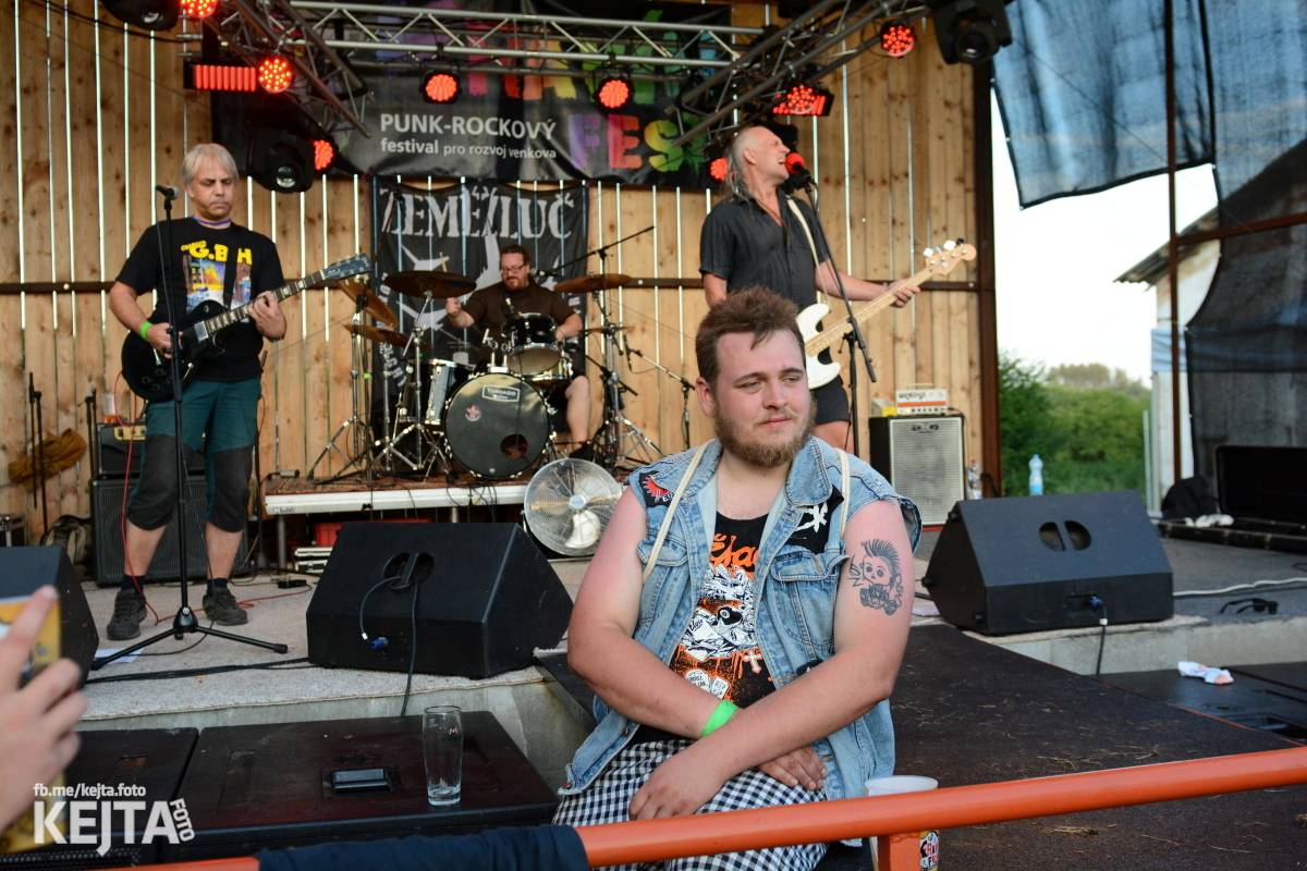 Totální punková jízda - to byl druhý den Kravín Festu