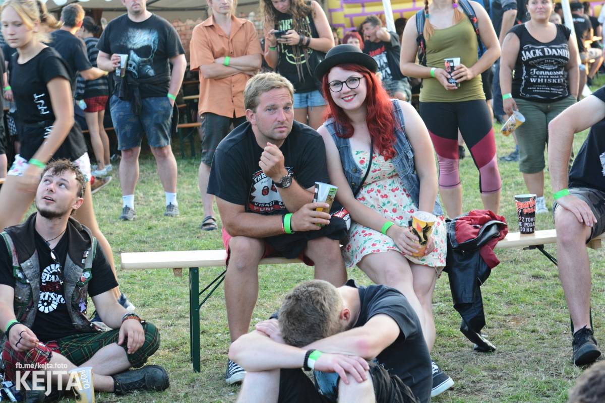 Totální punková jízda - to byl druhý den Kravín Festu