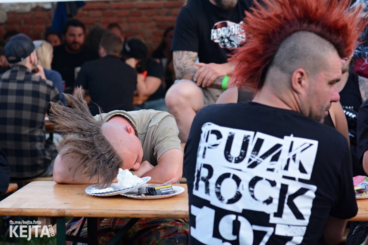 Totální punková jízda - to byl druhý den Kravín Festu