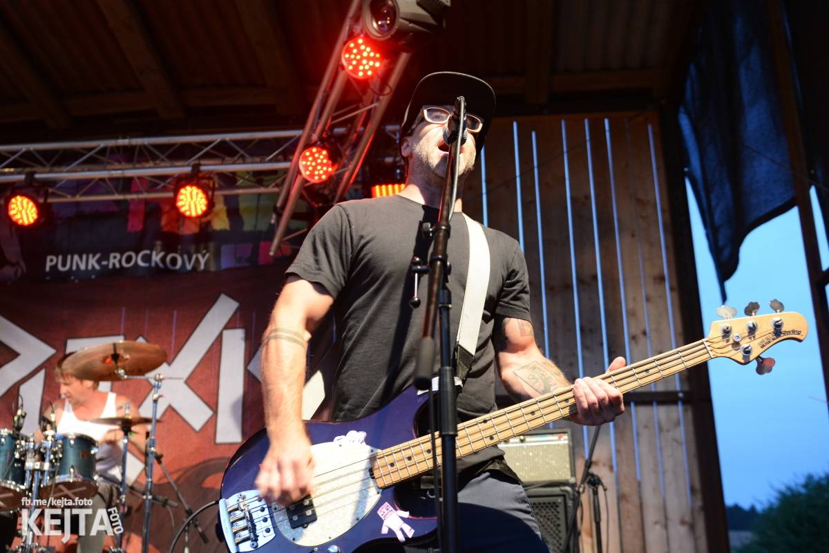 Totální punková jízda - to byl druhý den Kravín Festu