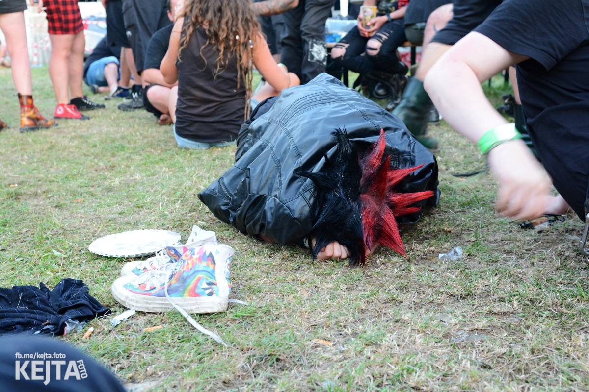 Totální punková jízda - to byl druhý den Kravín Festu