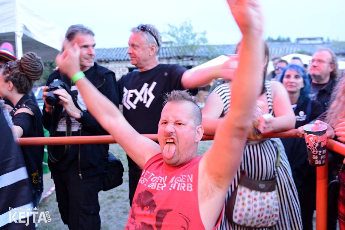 Totální punková jízda - to byl druhý den Kravín Festu