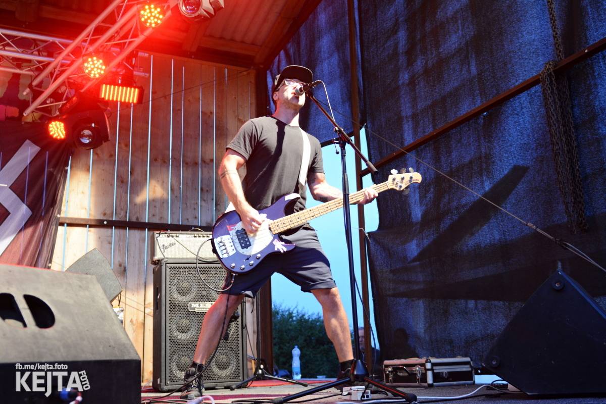 Totální punková jízda - to byl druhý den Kravín Festu