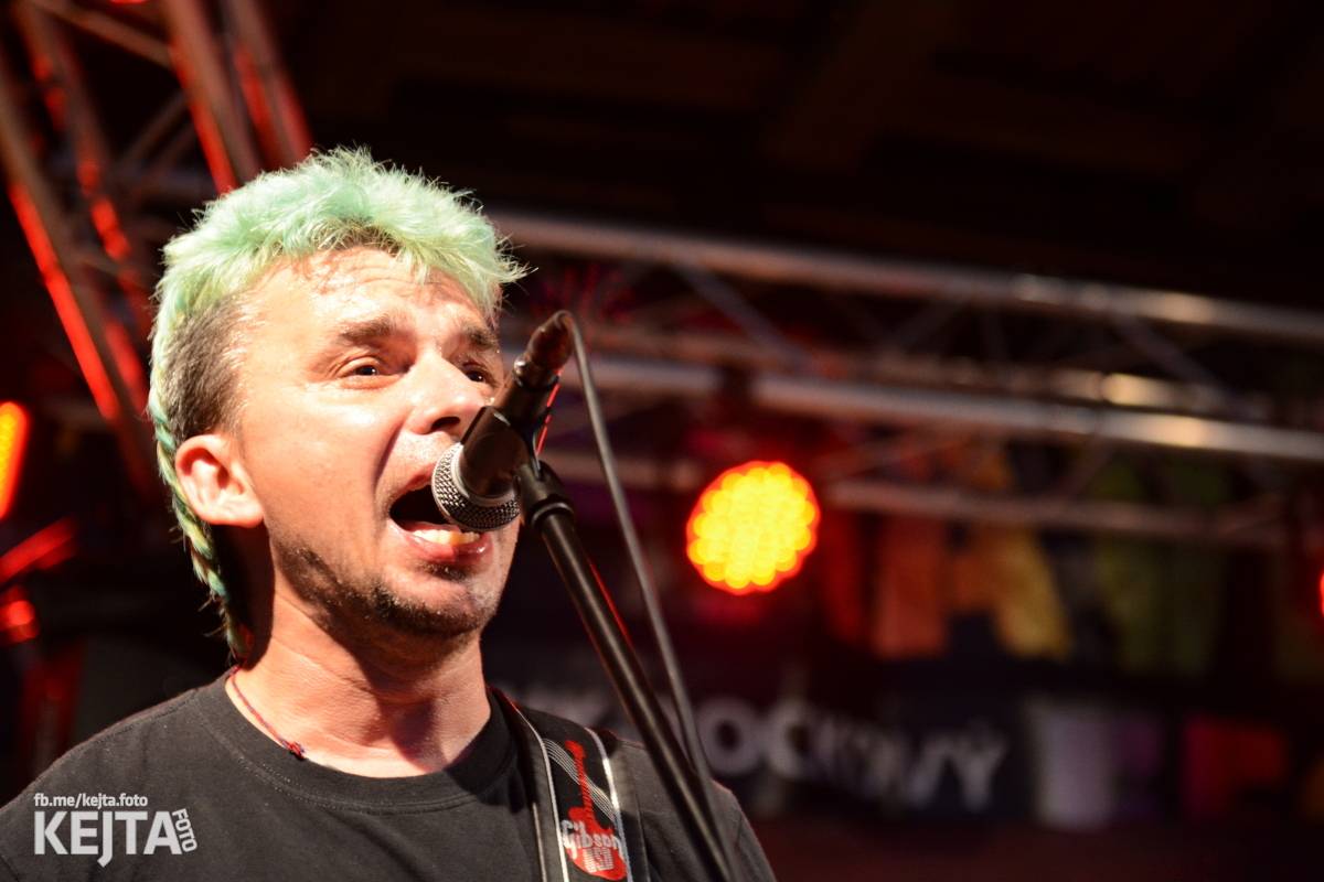 Totální punková jízda - to byl druhý den Kravín Festu