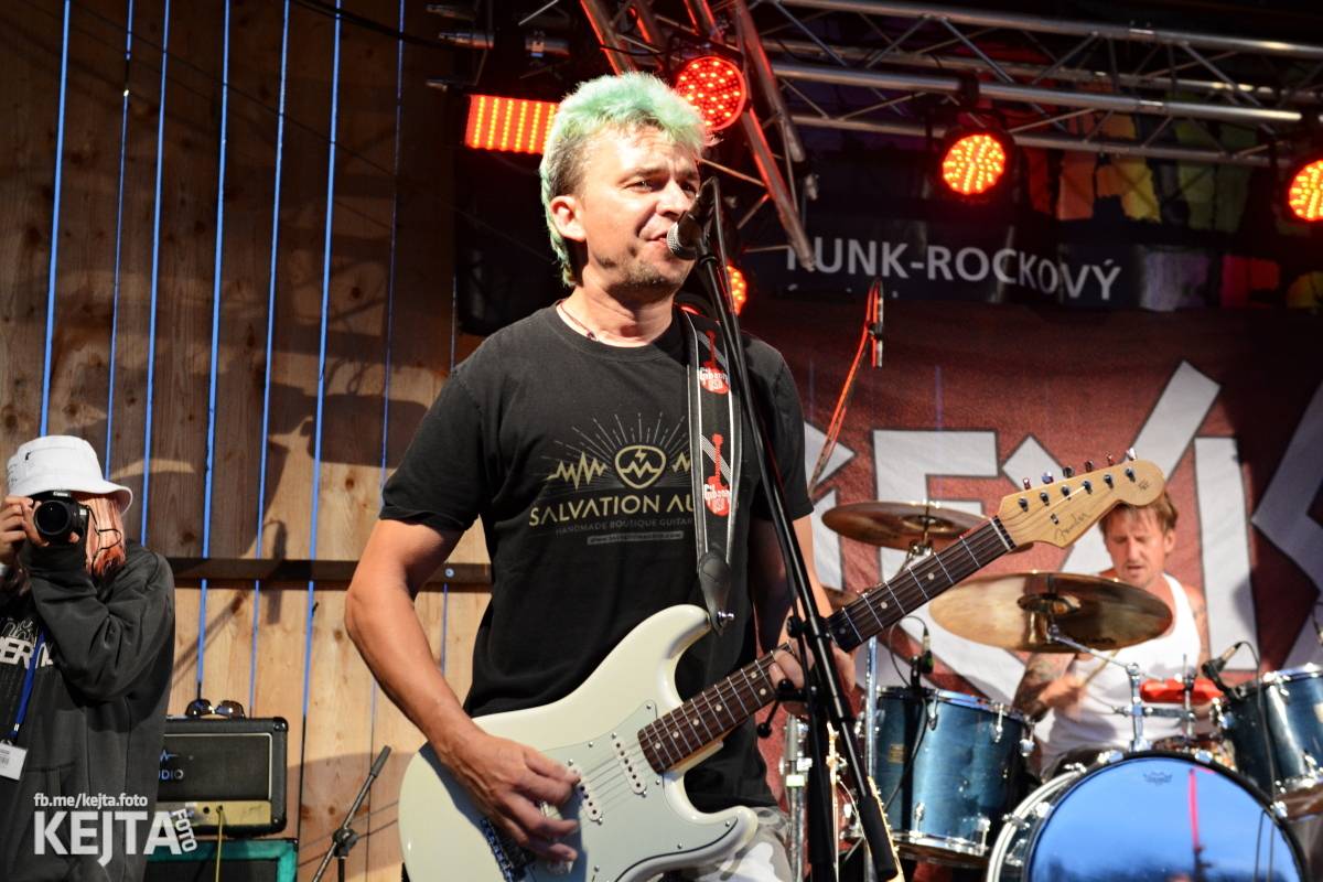 Totální punková jízda - to byl druhý den Kravín Festu