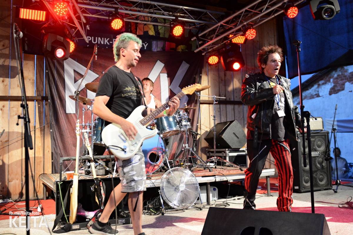 Totální punková jízda - to byl druhý den Kravín Festu