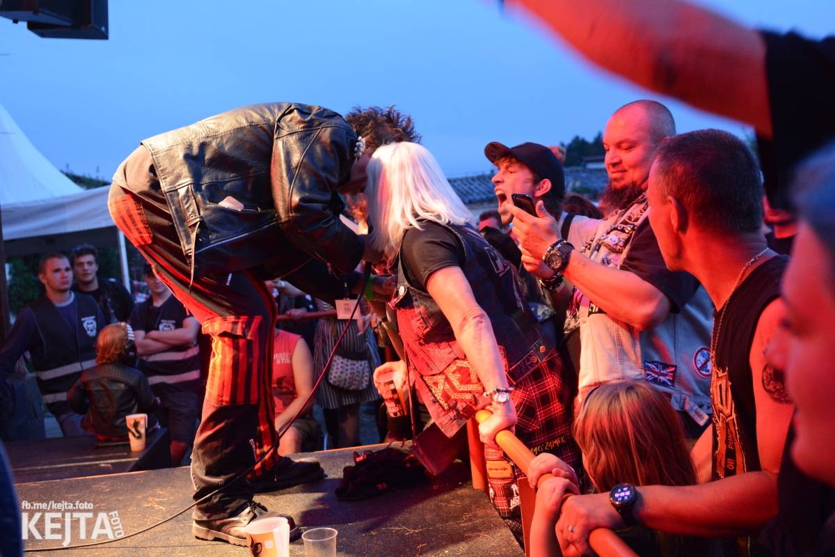 Totální punková jízda - to byl druhý den Kravín Festu