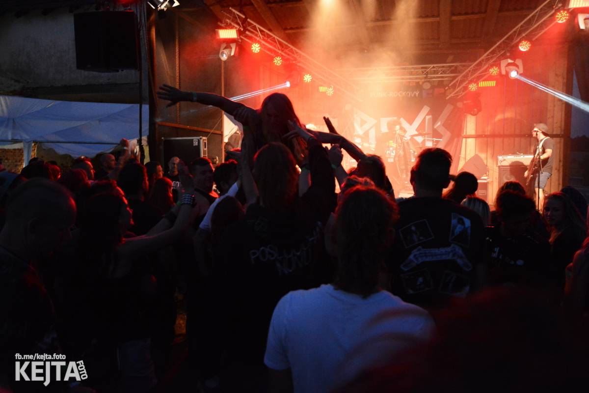 Totální punková jízda - to byl druhý den Kravín Festu