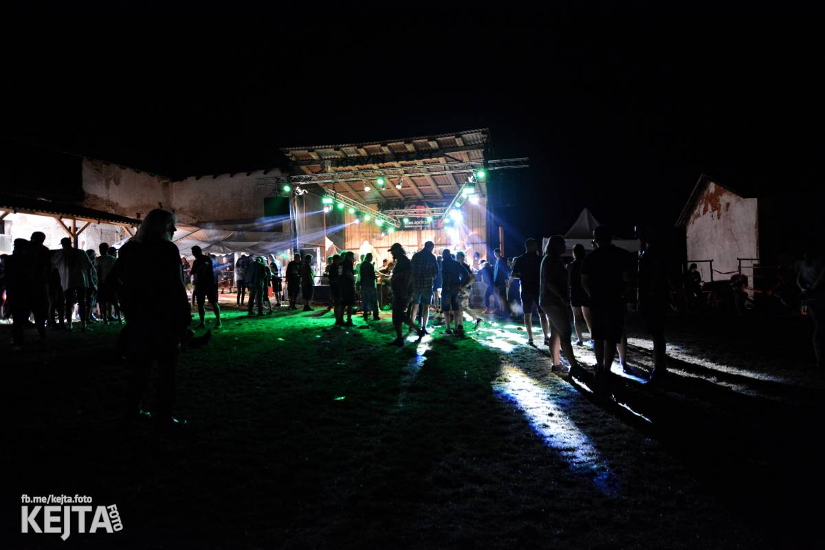 Totální punková jízda - to byl druhý den Kravín Festu