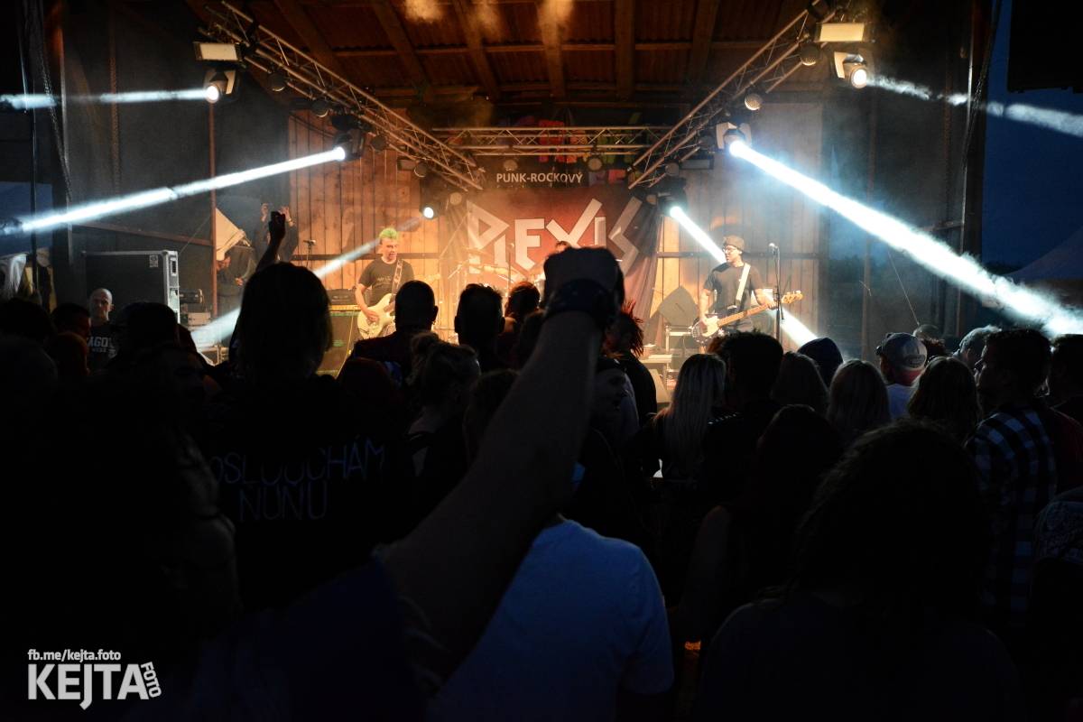 Totální punková jízda - to byl druhý den Kravín Festu