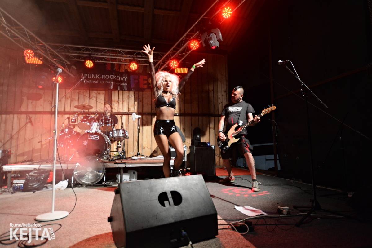 Totální punková jízda - to byl druhý den Kravín Festu