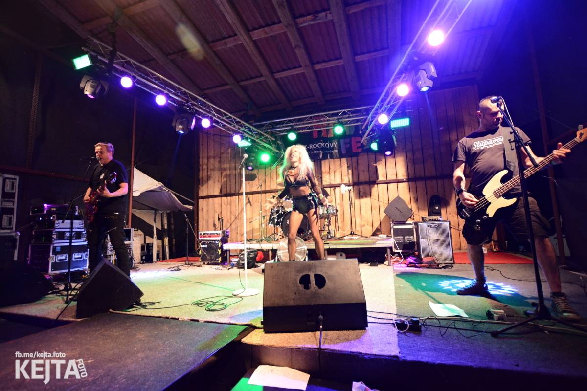 Totální punková jízda - to byl druhý den Kravín Festu