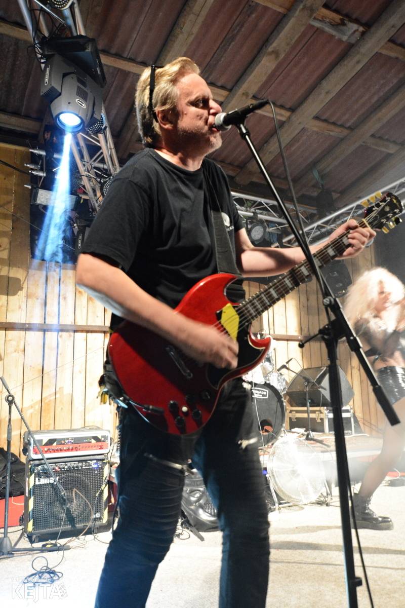 Totální punková jízda - to byl druhý den Kravín Festu