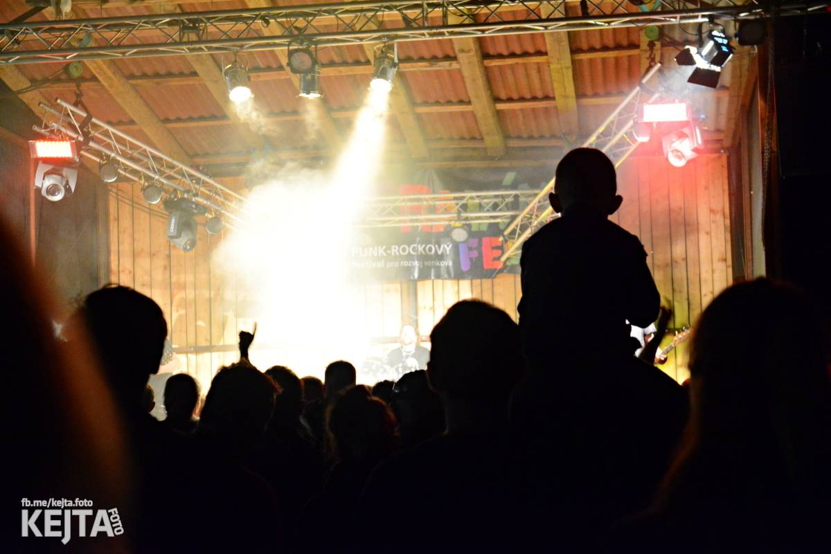 Totální punková jízda - to byl druhý den Kravín Festu