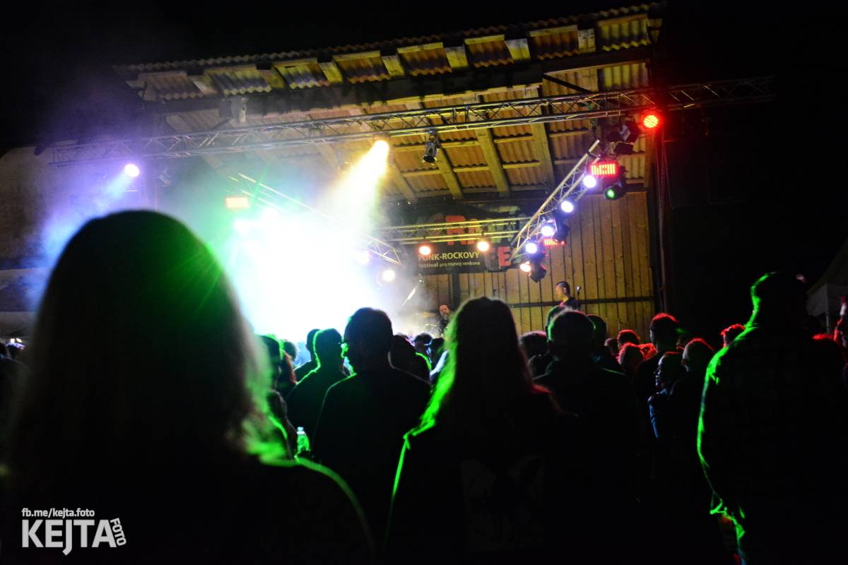 Totální punková jízda - to byl druhý den Kravín Festu