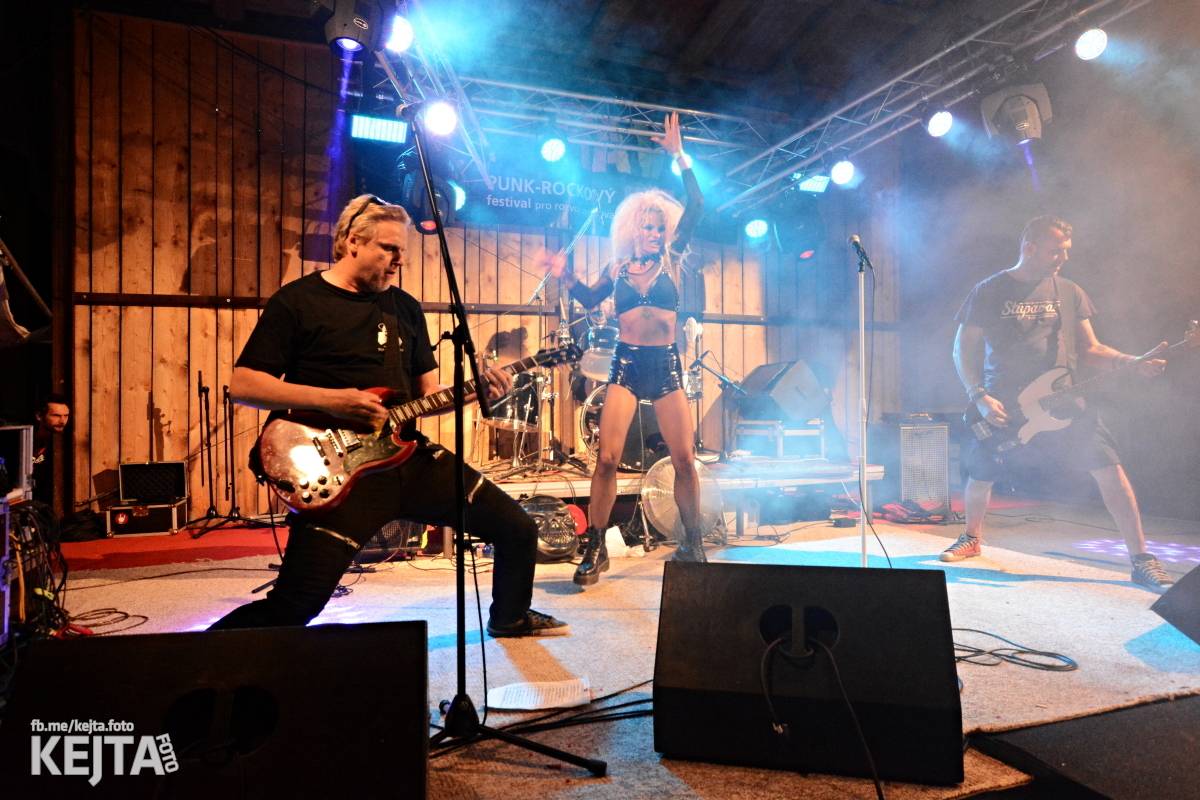 Totální punková jízda - to byl druhý den Kravín Festu