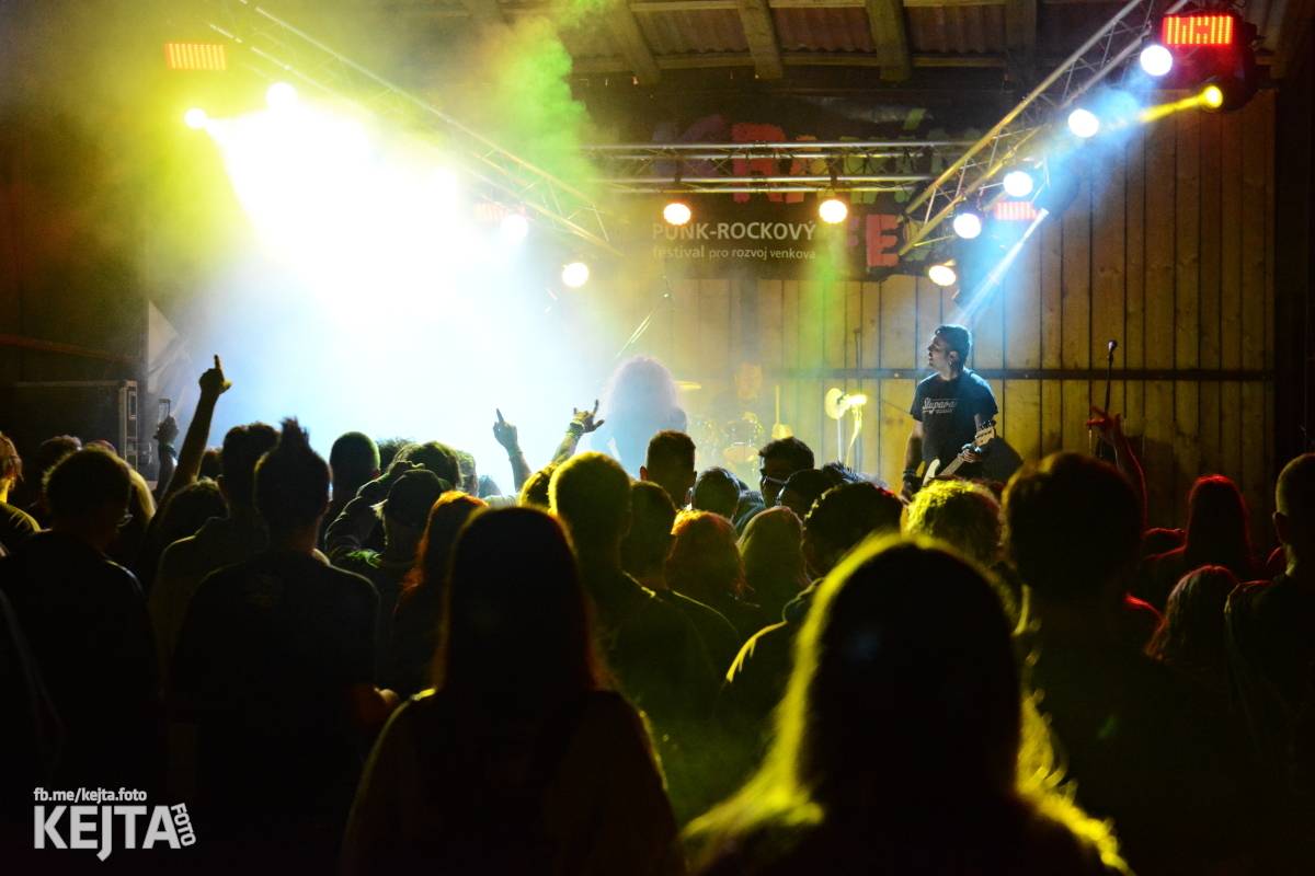 Totální punková jízda - to byl druhý den Kravín Festu