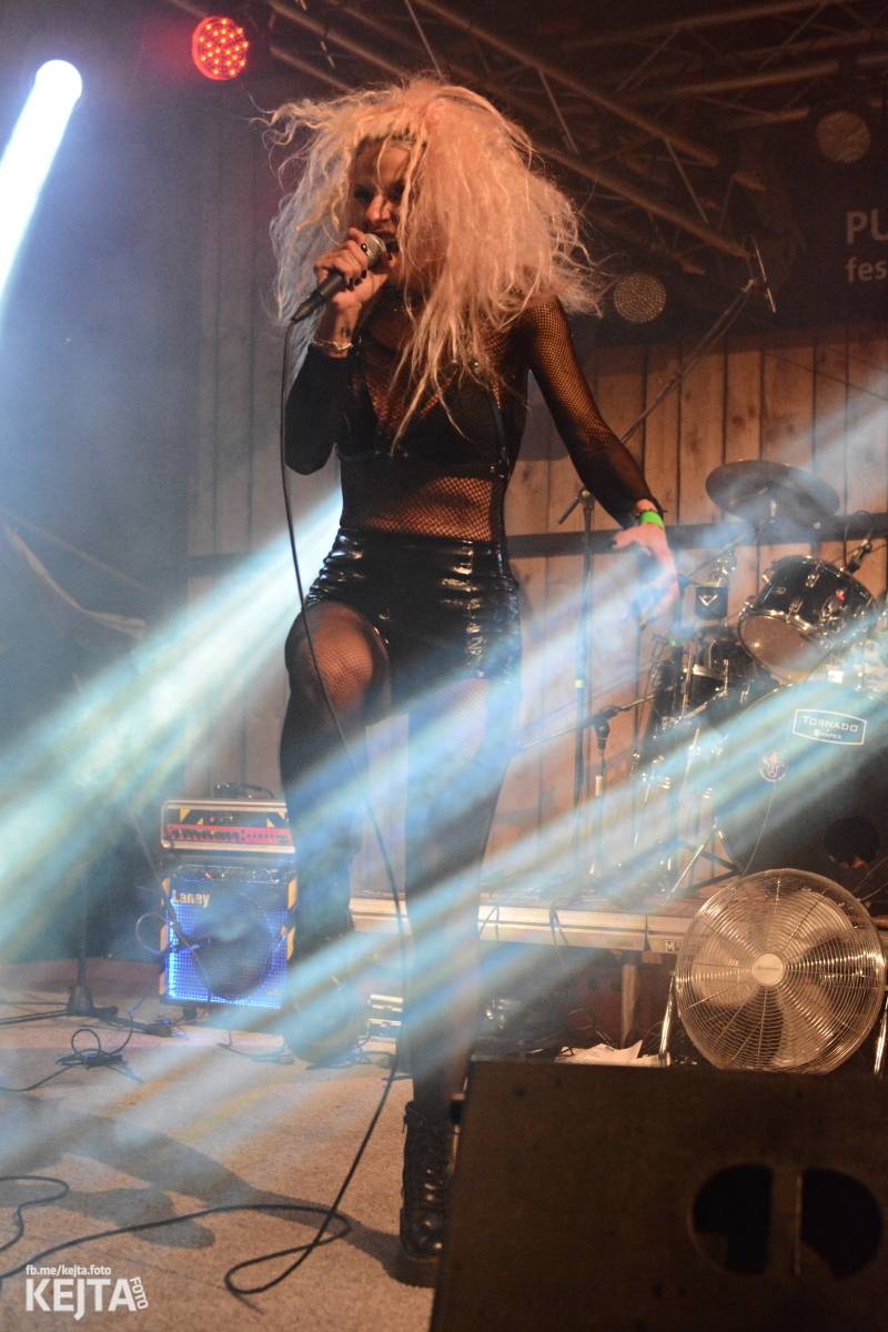 Totální punková jízda - to byl druhý den Kravín Festu