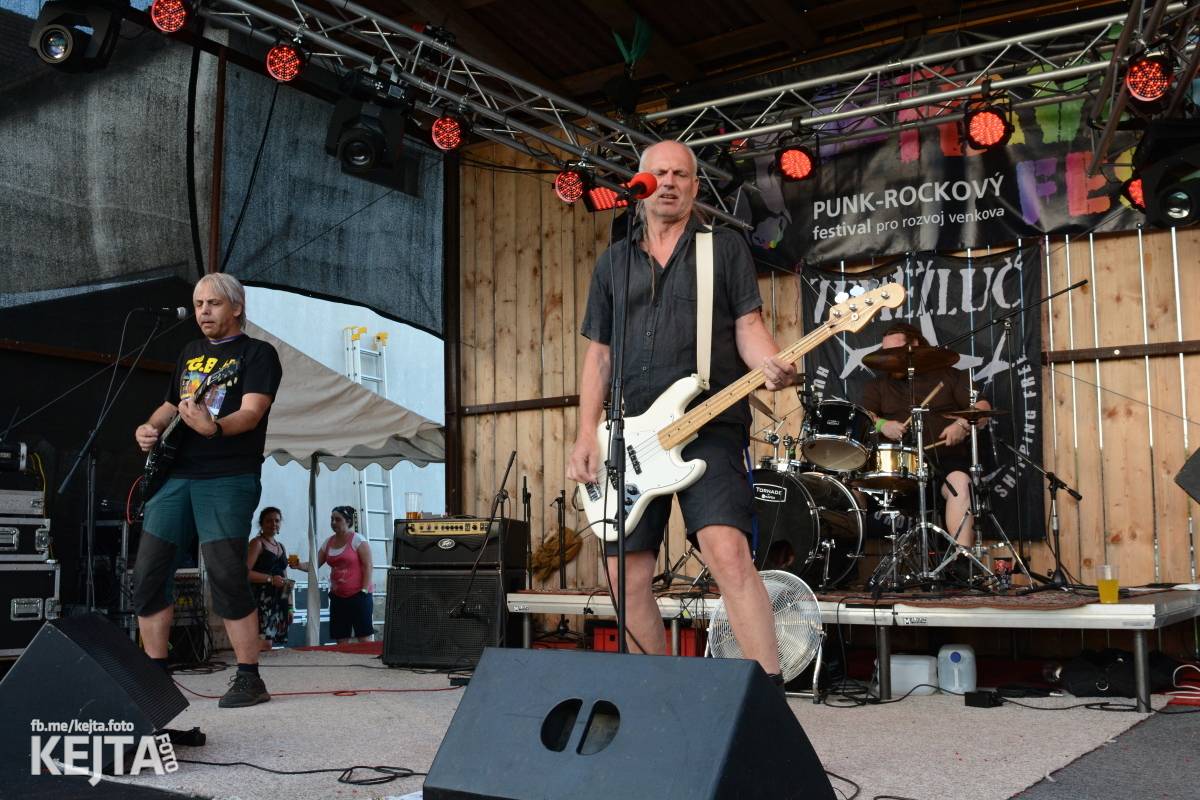 Totální punková jízda - to byl druhý den Kravín Festu