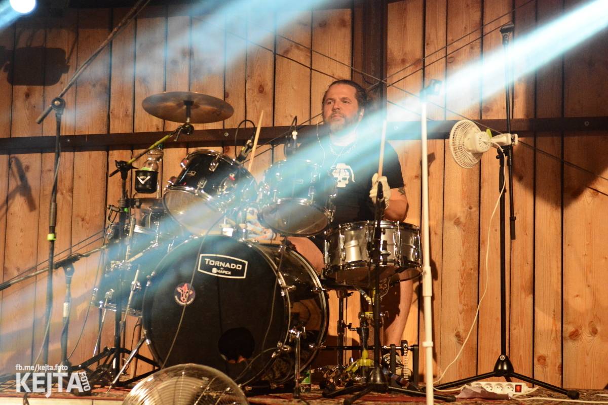 Totální punková jízda - to byl druhý den Kravín Festu