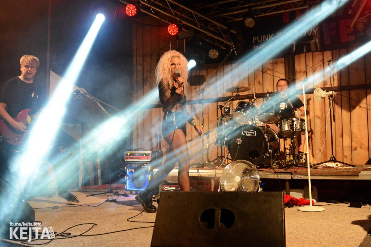 Totální punková jízda - to byl druhý den Kravín Festu