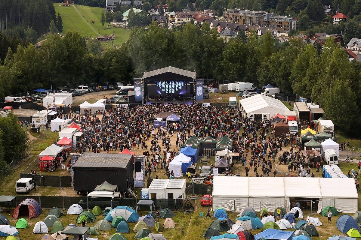 Pod harrachovským můstkem zakotvila Keltská noc, zahráli Tři sestry, Horkýže Slíže, Vypsaná fiXa nebo Wohnout