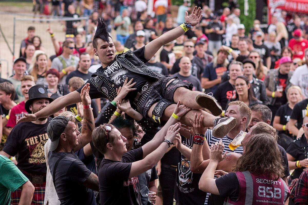 Pod harrachovským můstkem zakotvila Keltská noc, zahráli Tři sestry, Horkýže Slíže, Vypsaná fiXa nebo Wohnout