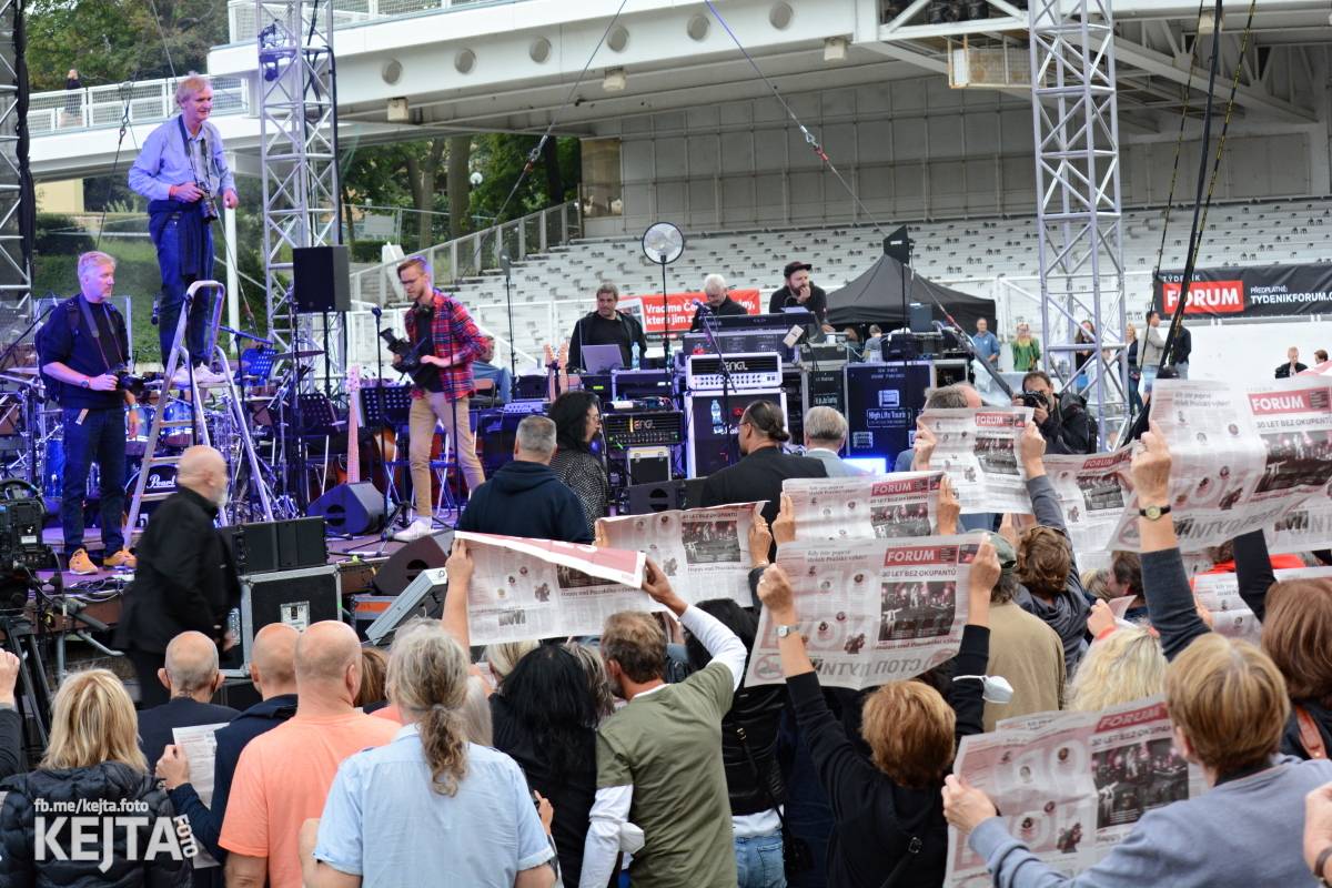 30 let bez okupantů: Pražský výběr Symphony a utajený host Petr Janda