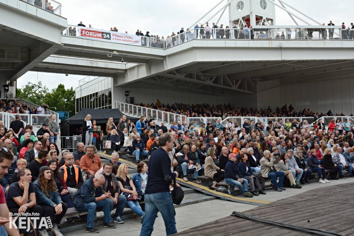 30 let bez okupantů: Pražský výběr Symphony a utajený host Petr Janda