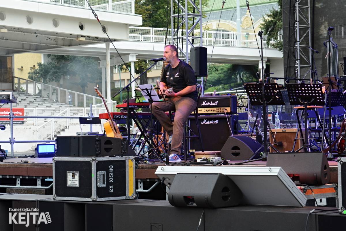 30 let bez okupantů: Pražský výběr Symphony a utajený host Petr Janda