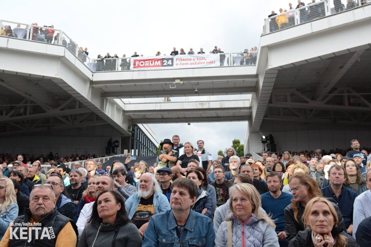 30 let bez okupantů: Pražský výběr Symphony a utajený host Petr Janda