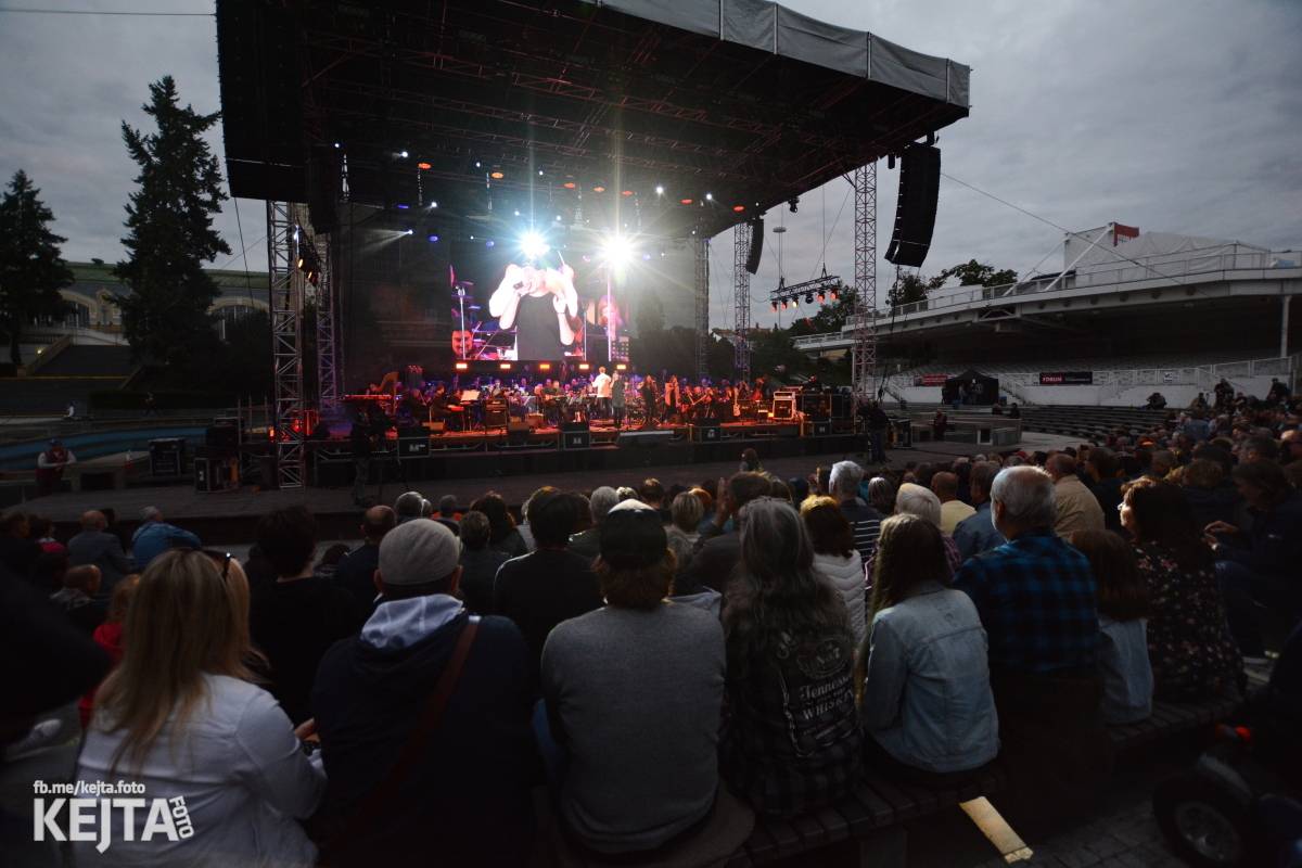 30 let bez okupantů: Pražský výběr Symphony a utajený host Petr Janda