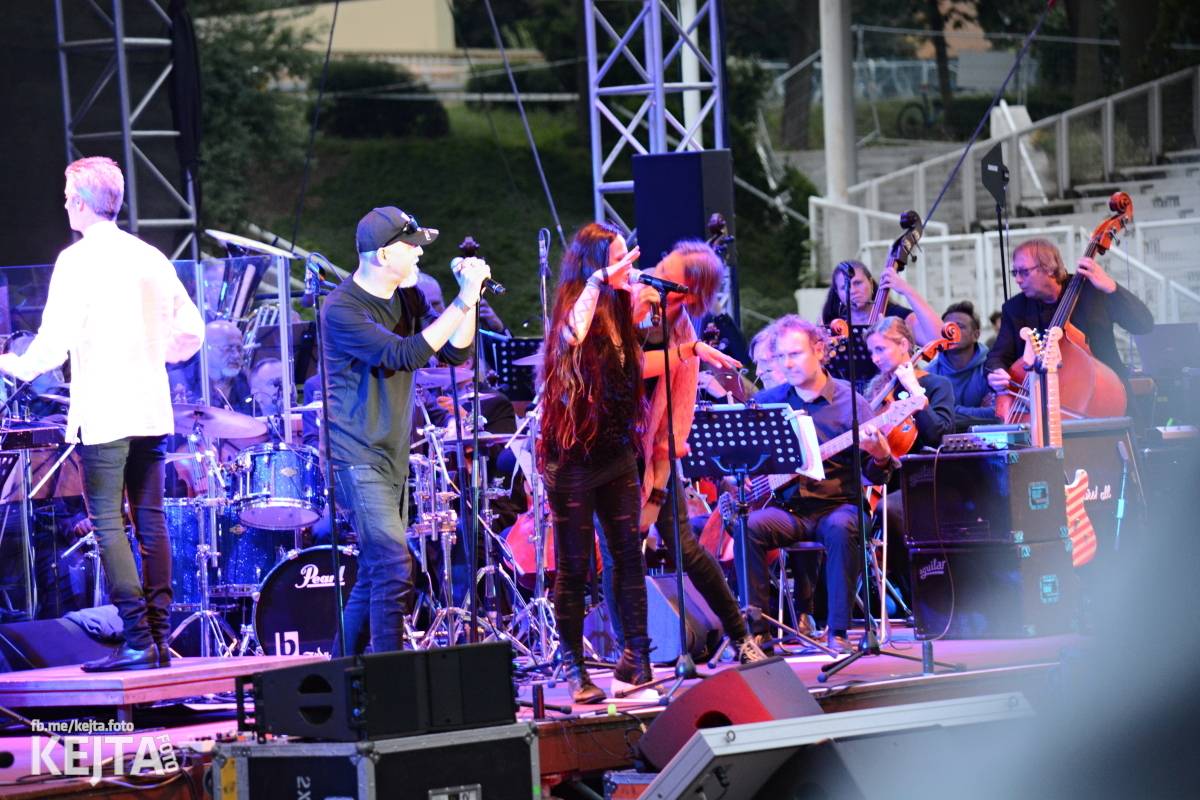 30 let bez okupantů: Pražský výběr Symphony a utajený host Petr Janda