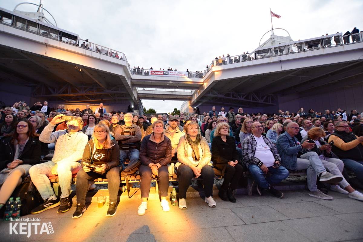 30 let bez okupantů: Pražský výběr Symphony a utajený host Petr Janda