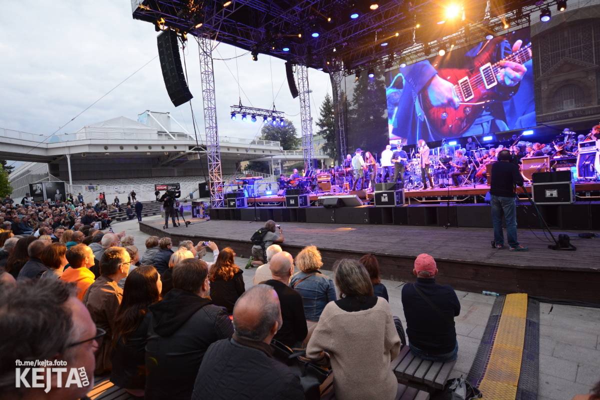 30 let bez okupantů: Pražský výběr Symphony a utajený host Petr Janda