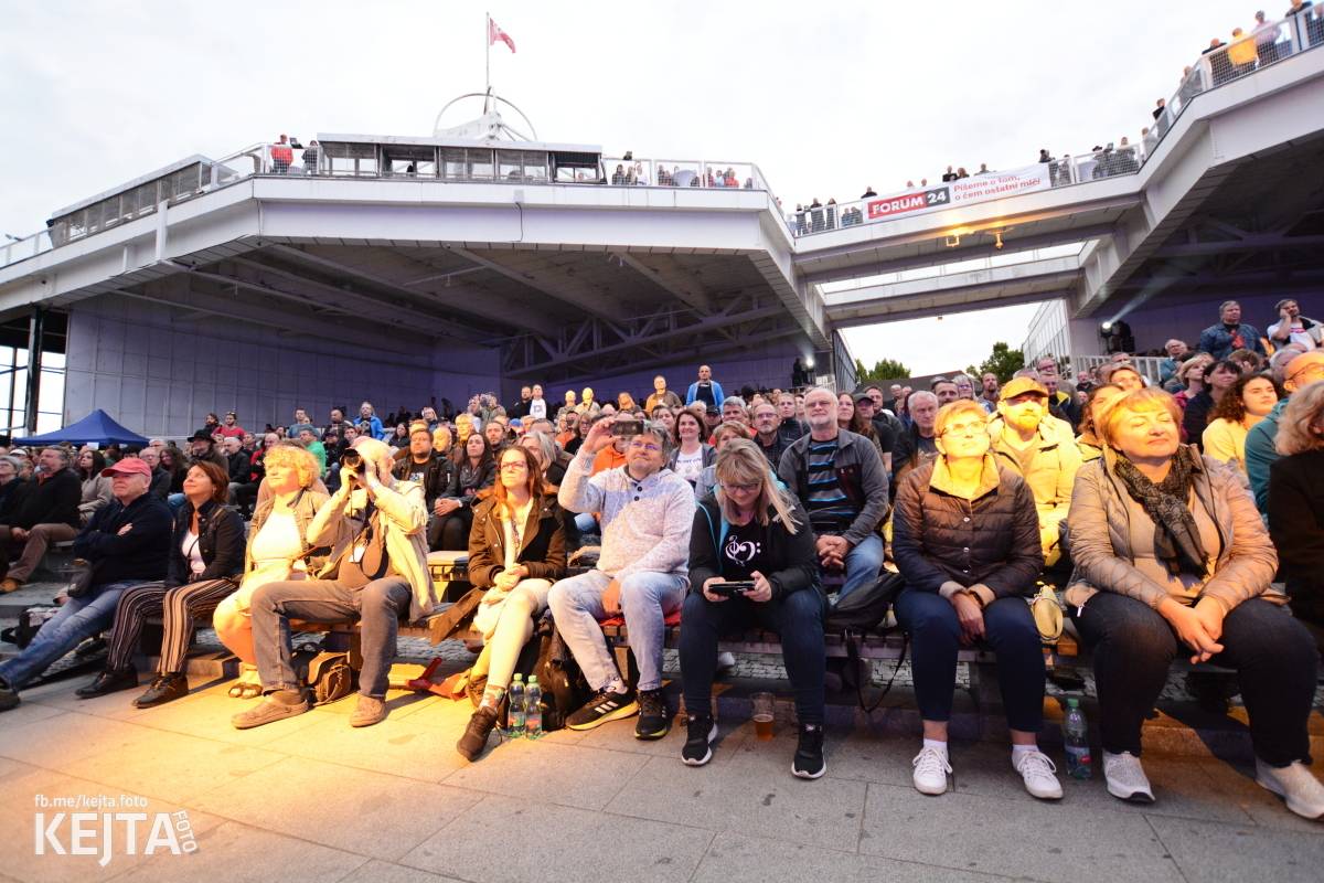 30 let bez okupantů: Pražský výběr Symphony a utajený host Petr Janda