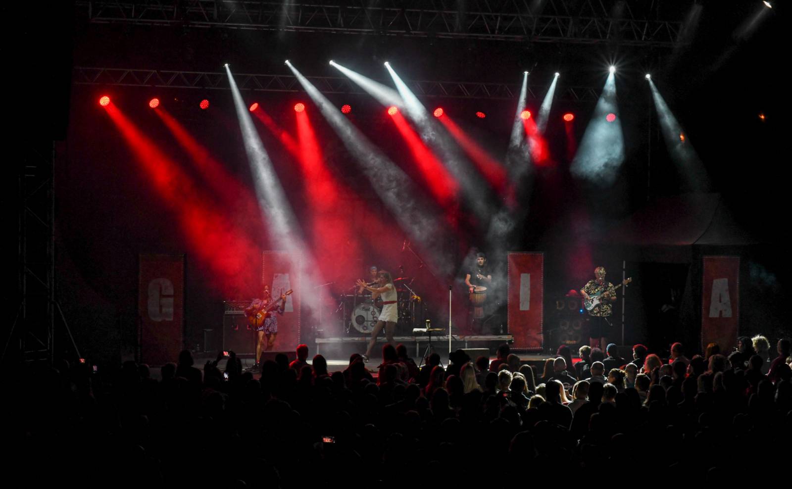 Živelní Gaia Mesiah přivezli do Ledáren Braník pozitivní energii